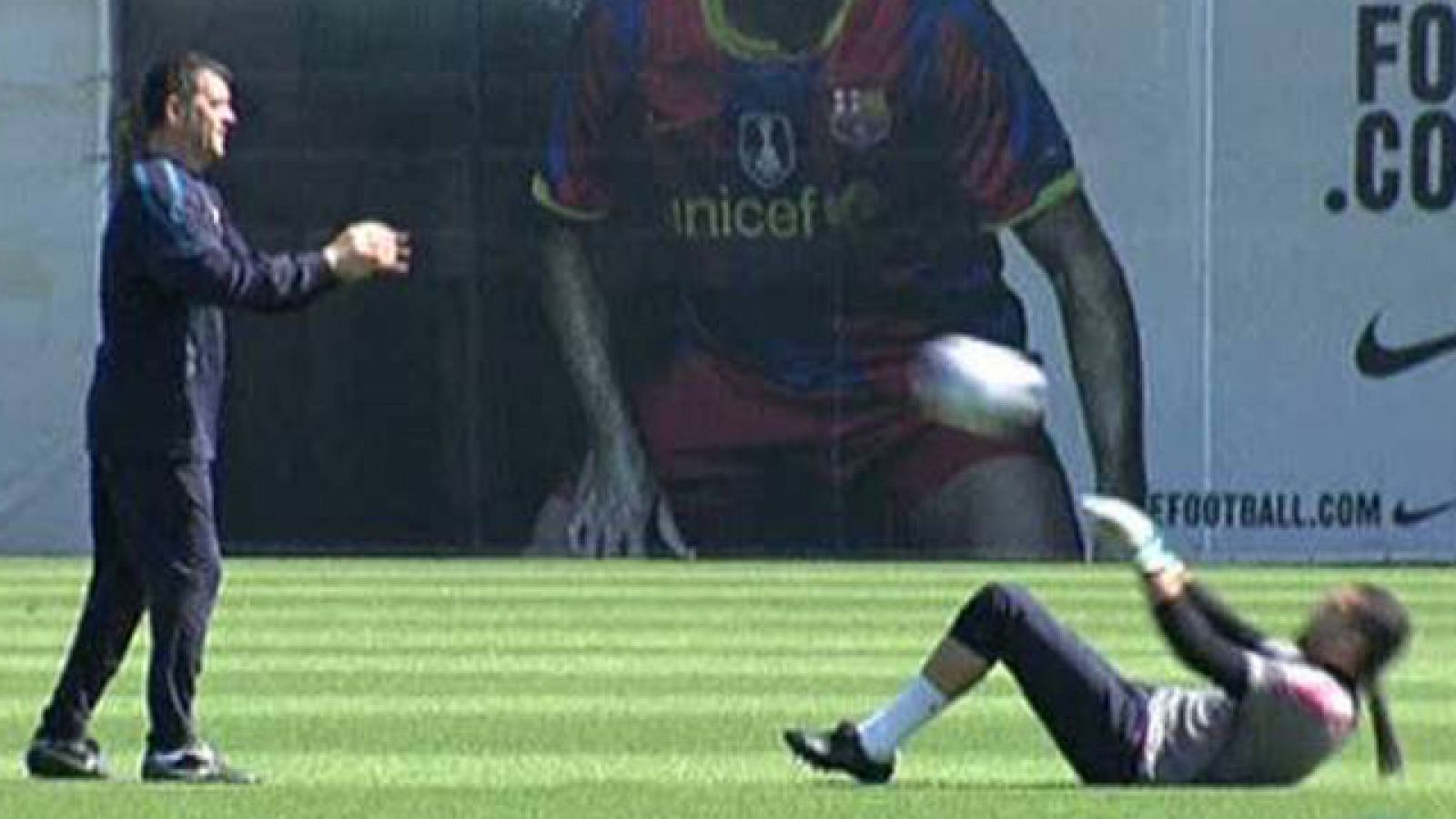 Los jugadores del Barcelona han tenido el día libre y no viajarán a Valencia hasta el mismo miércoles, dia de la final de Copa. Solo han entrenado voluntaramiente Milito, Pinto y Puyol, que apura su recuperación para llegar a Mestalla.