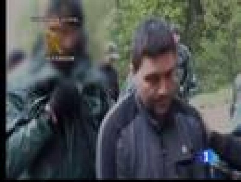 La Guardia Civil muestra cómo Aitor Esnaola les conducía a los zulos repletos de explosivos