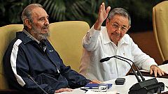 Fidel Castro asiste al acto de clausura del VI Congreso del Partido Comunista Cubano