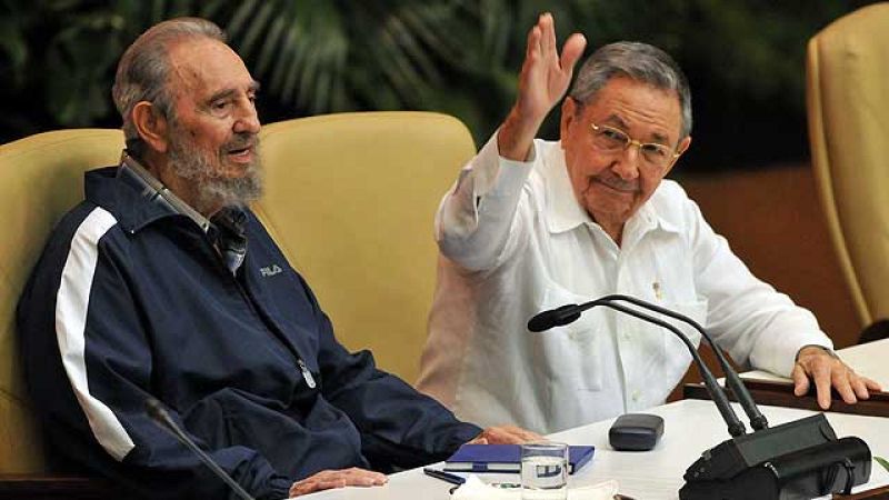  El expresidente de Cuba Fidel Castro ha asistido al acto de clausura del VI Congreso del Partido Comunista de Cuba, en el que su hermano Raúl ha sido elegido máximo dirigente del partido tras la renuncia de Fidel. El dirigente cubano, de 84 años, ha