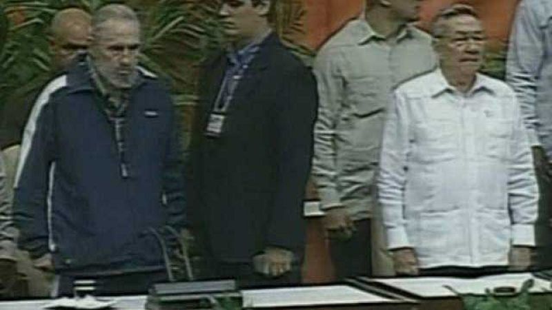  Entre aplausos y ovaciones ha sido recibido el expresidente cubano Raúl Castro en el acto de clausura del VI Congreso del Partido Comunista Cubano, en el que no ha habido sorpresas: Raúl Castro ha sido elegido primer secretario del PCC. El nuevo líd