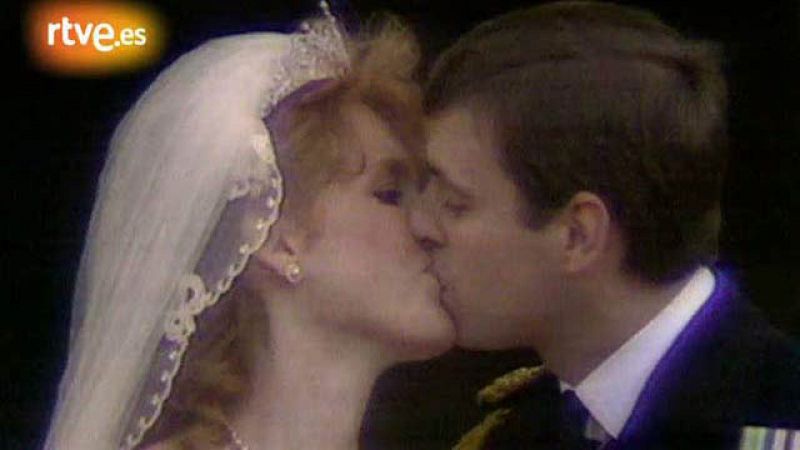 El segundo hijo varón de la Reina de Inglaterra se casó en 1986 con Sarah Ferguson en una boda celebrada en la Abadía de Westminster. El matrimonio se divorciaría seis años después.