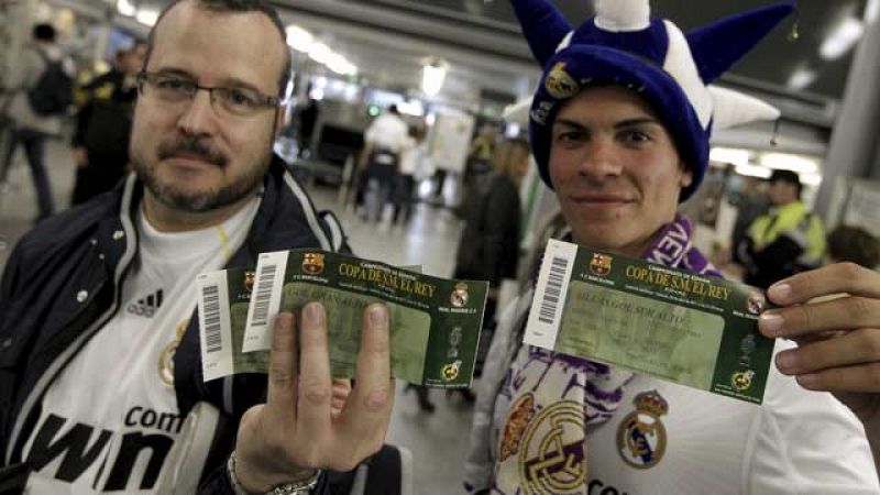 Igual que los aficionados culés, miles de seguidores del Real Madrid han llegado hasta Valencia para presenciar la final de Copa del Rey entre su equipo y el FC Barcelona.