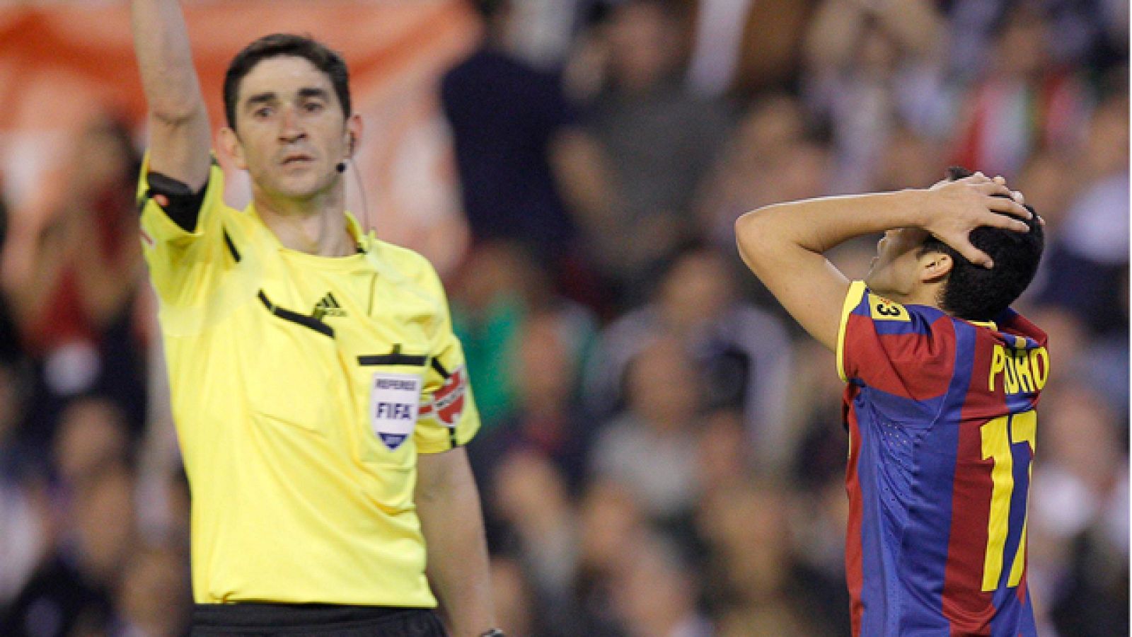 El delantero del Barça recibe en posición adelantada el pase de Messi y su gol no tiene validez