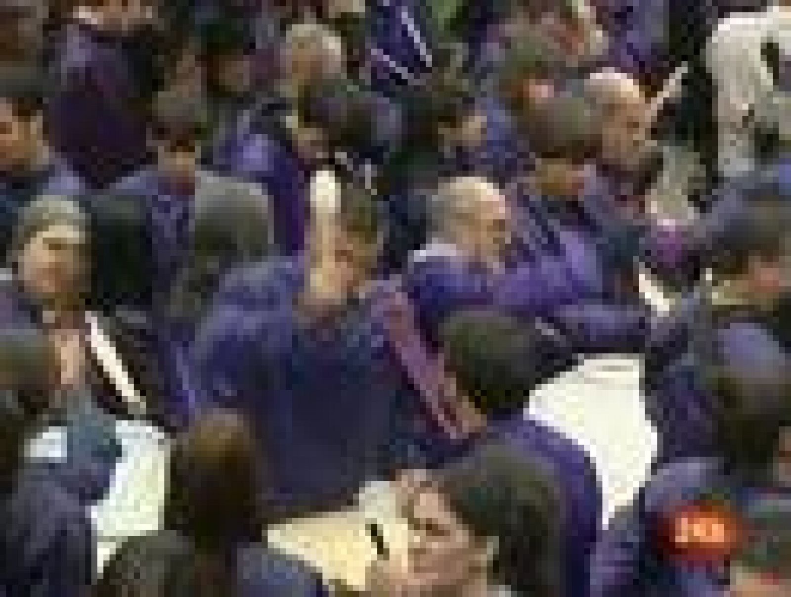 Unos 10.000 tambores "rompen la hora" en Calanda este Viernes Santo