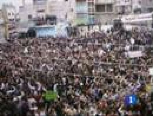 Telediario 1 - Decenas de miles de sirios vuelven a manifestarse contra el Gobierno