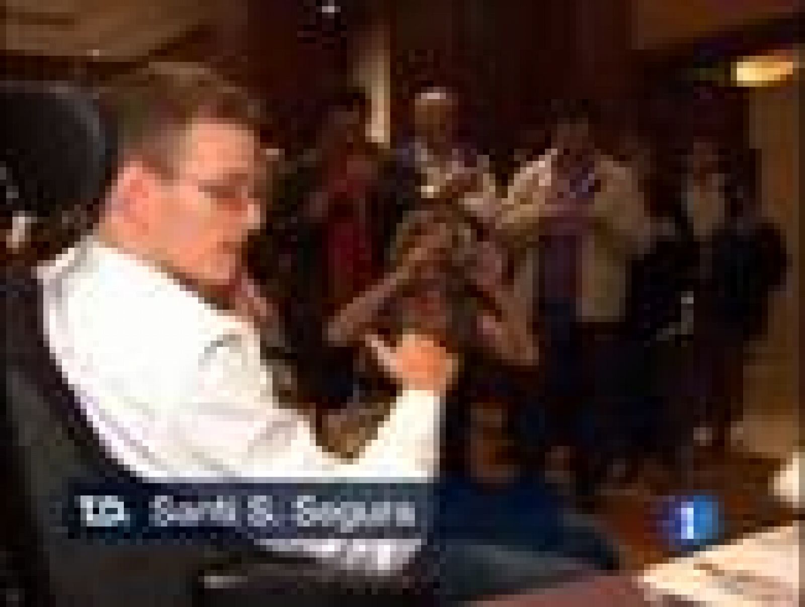 Mou no quiere que el Madrid esté en Valencia de vacaciones, aunque la indumentaria de alguno pueda indicar lo contrario. Poco amigo del protagonismo en las celebraciones, ha sido casi imposible encontrar una imagen como esta, la del portugués con la