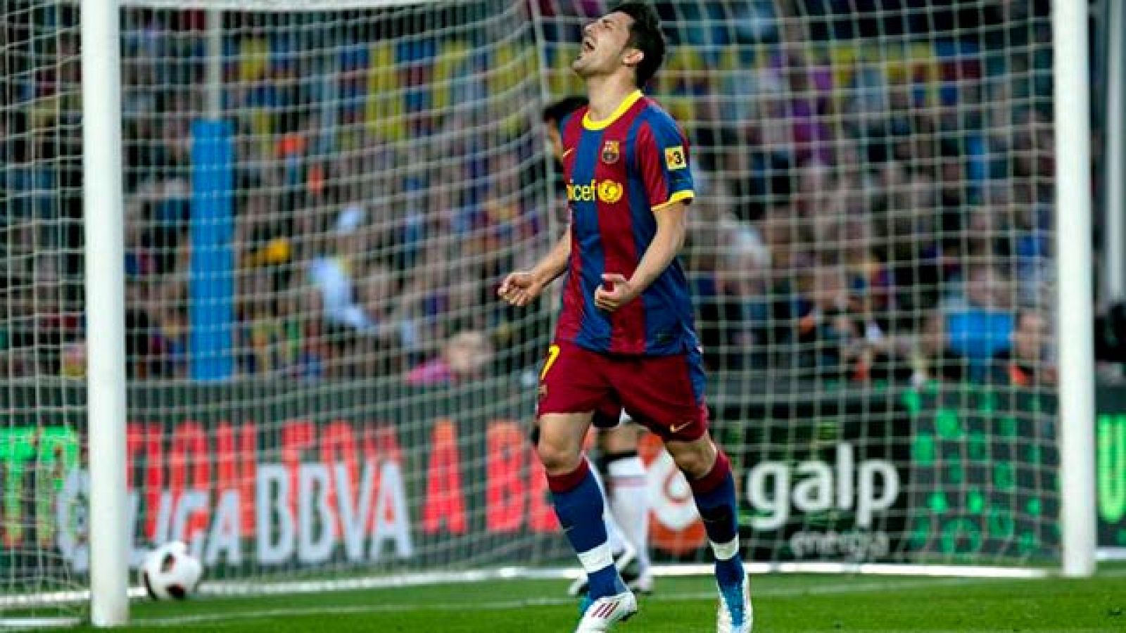 El FC Barcelona consigue una victoria ante Osasuna para celebrar el día de Sant Jordi y acercarse más al título de Liga