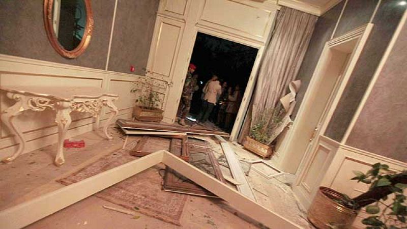  Un bombardeo de la OTAN ha destruido parte del complejo residencial de Muamar el Gadafi en Trípoli. Según la televisión estatal, las bombas de la coalición habrían alcanzado hasta el despacho del líder libio. Fuentes gubernamentales han informado de