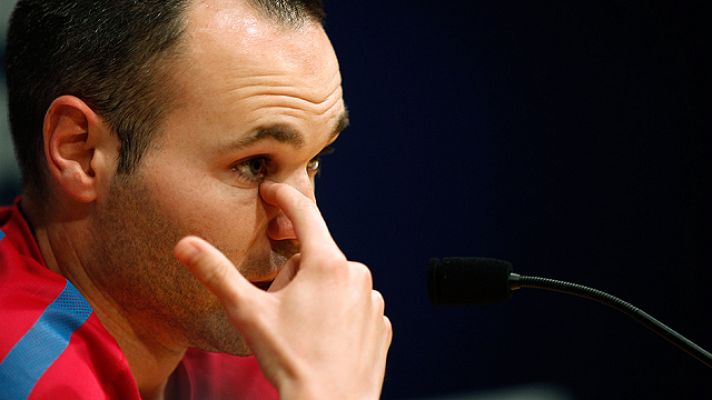 Iniesta llega tocado a Madrid