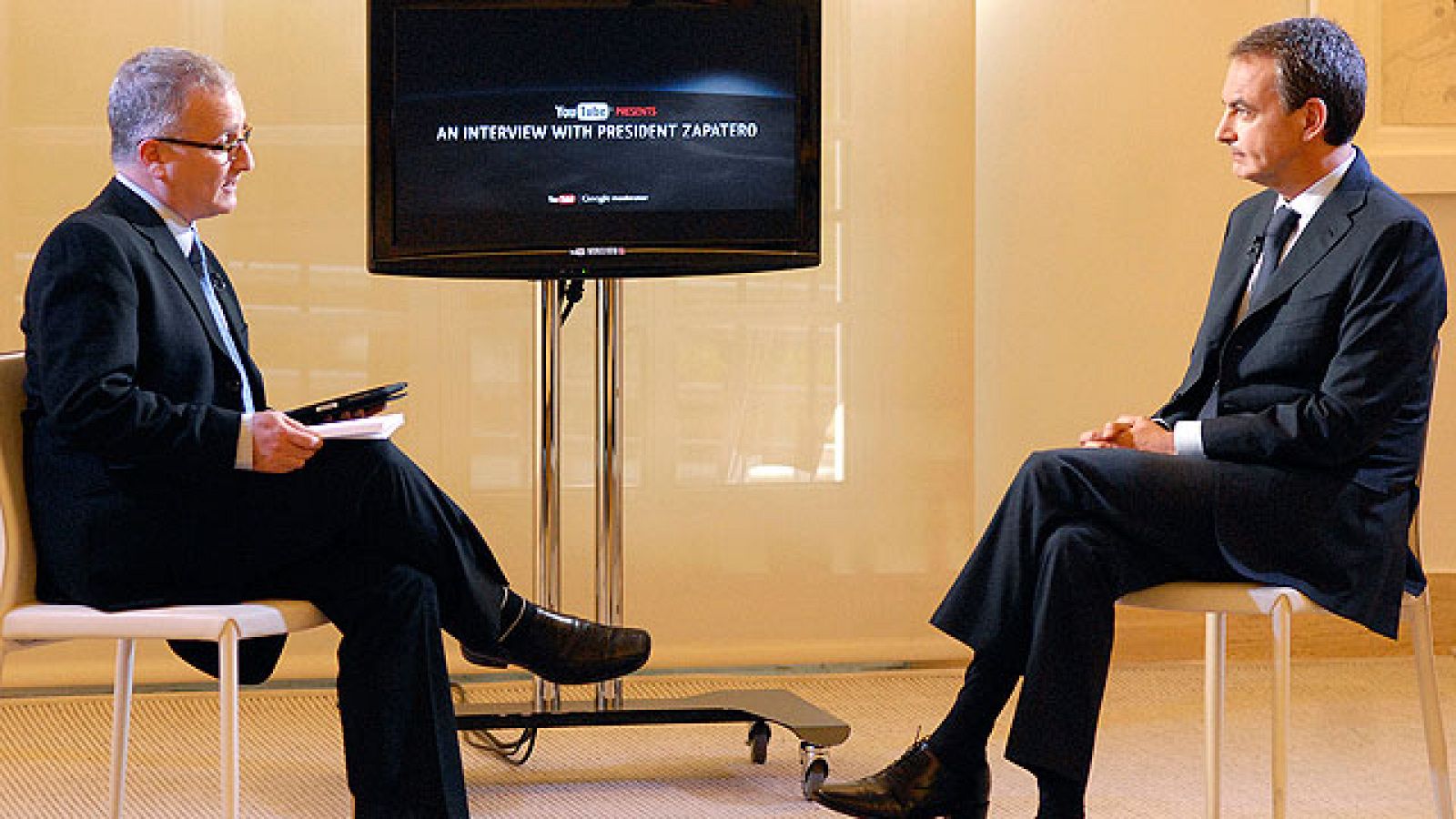 Zapatero responde en YouTube a preguntas de internáutas sobre la jubilación y los sueldos | Ver