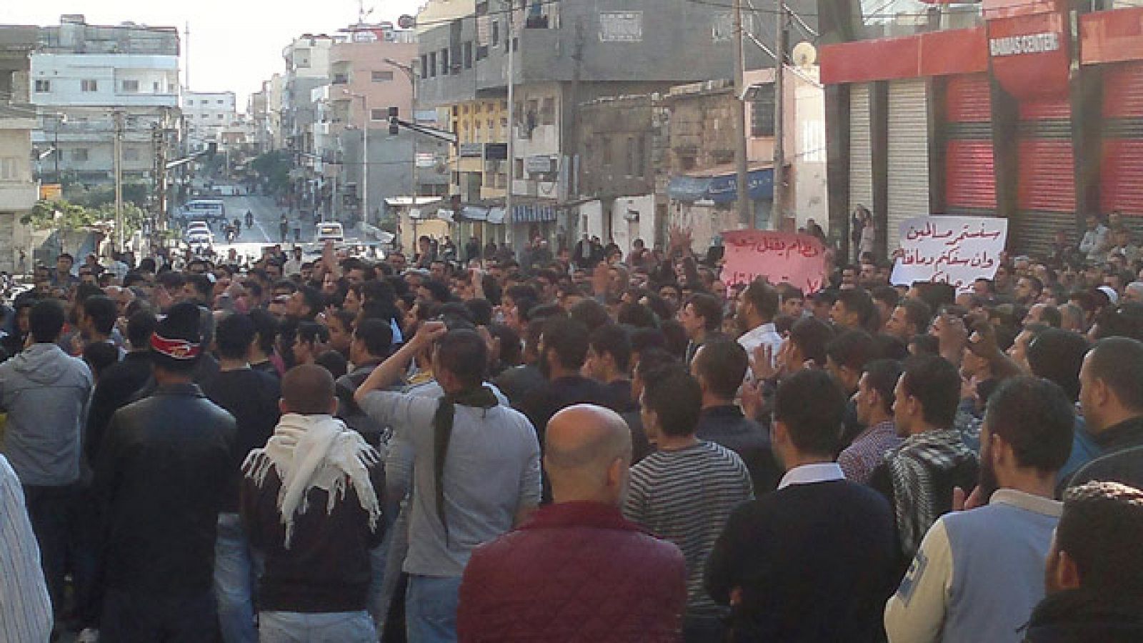 Tropas sirias se despliegan en Douma, un suburbio de Damasco, mientras la ONU intenta pactar una resolución de condena. El Consejo de Seguridad se reunirá de nuevo este miércoles, aunque las críticas al Gobierno de Bachar al Asad se han mantenido de momento dentro de la prudencia. 