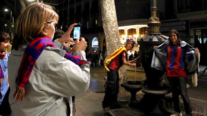 Los seguidores del Barcelona dan por seguro el pase a la final de la Champions tras la victoria en el Bernabéu y salieron a Canaletas a celebrarlo como si de un título se tratara. Además, numerosos aficionados se desplazaron al Prat para recibir a su