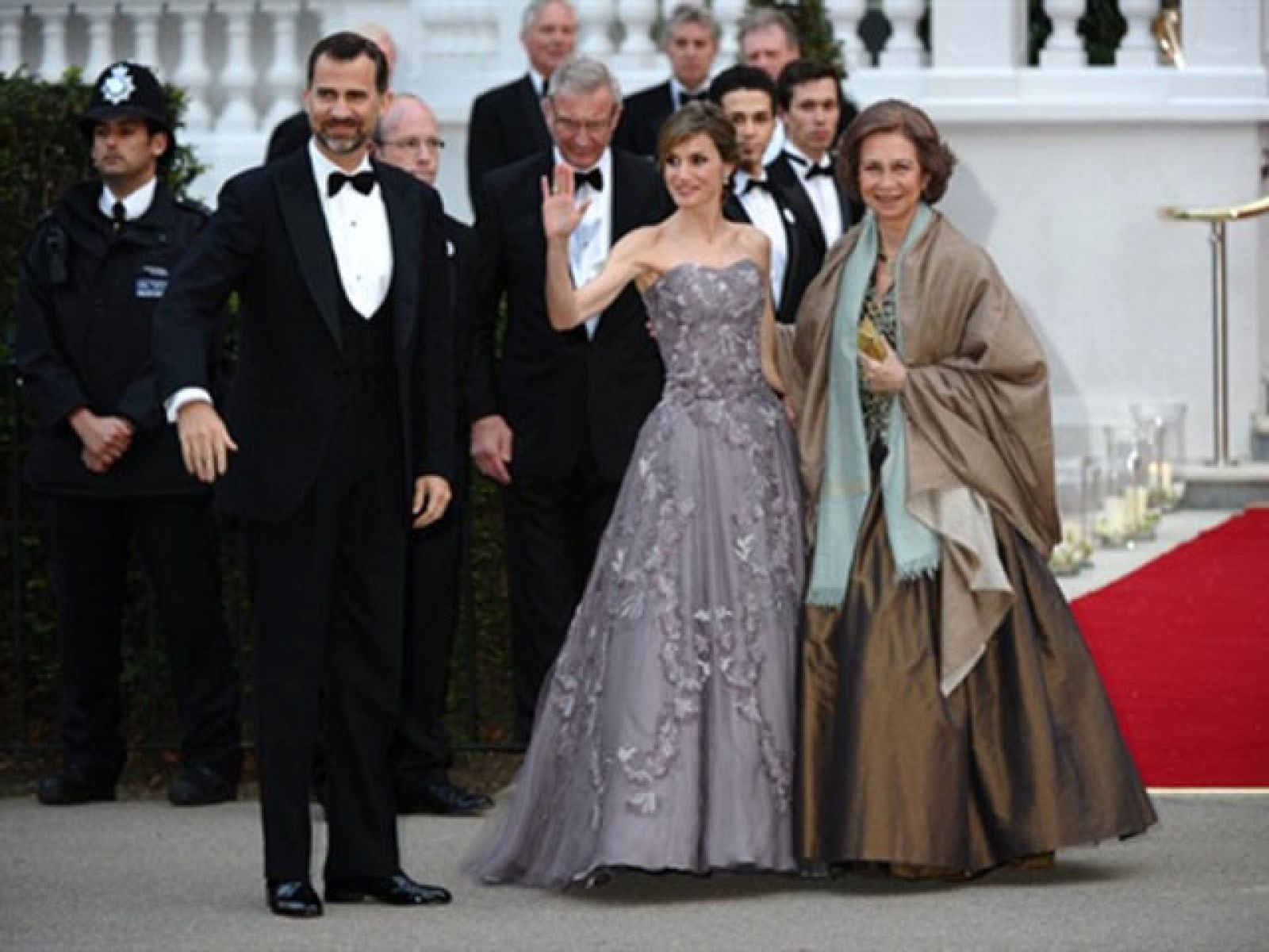 Los Príncipes de Asturias y la reina asisten a la cena de gala previa a la boda de Guillermo y Kate