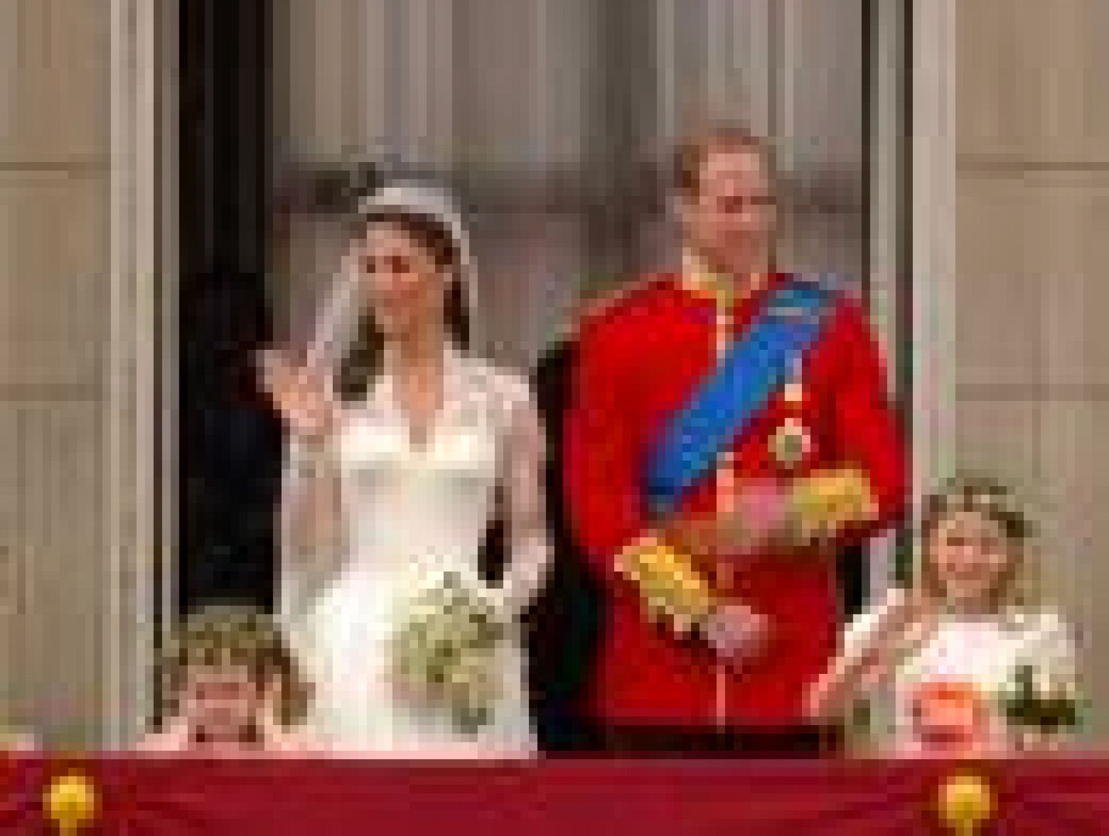 El príncipe Guillermo ha salido del palacio de Buckingham junto a su mujer Catalina, duquesa de Cambridge, conduciendo un coche Aston Martin descapotable que llevaba la placa de "recién casados".