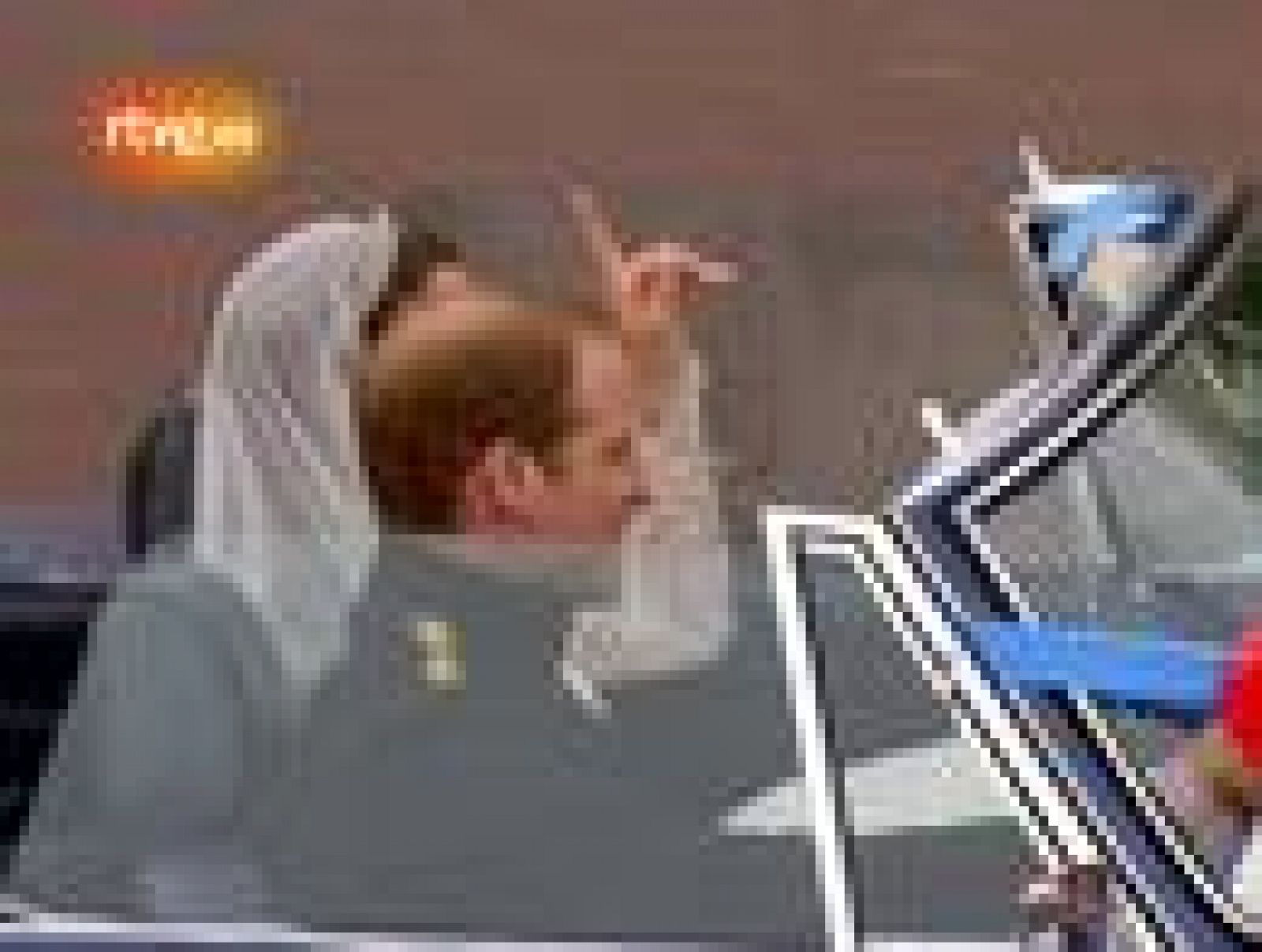Guillermo y Catalina abandonan el palacio en un Aston Martin con la placa de "recién casados"