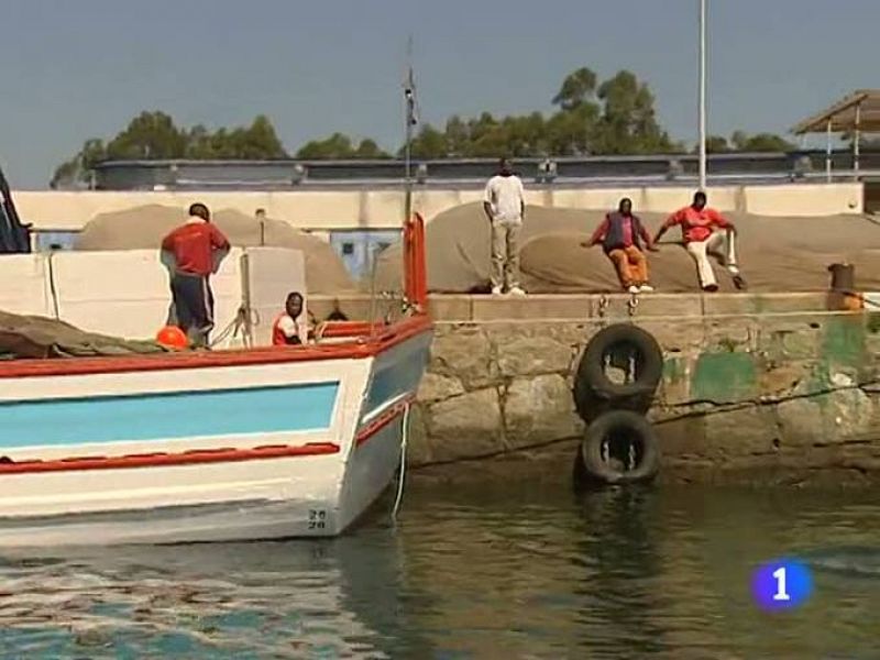 La crisis ecomómica ha obligado, sobre todo, a los jóvenes, a plantearse un cambio en el itinerario laboral. Algunos, como los que dejaron el trabajo en el mar por el de la construcción se han visto obligados a volver al sector de la pesca. 