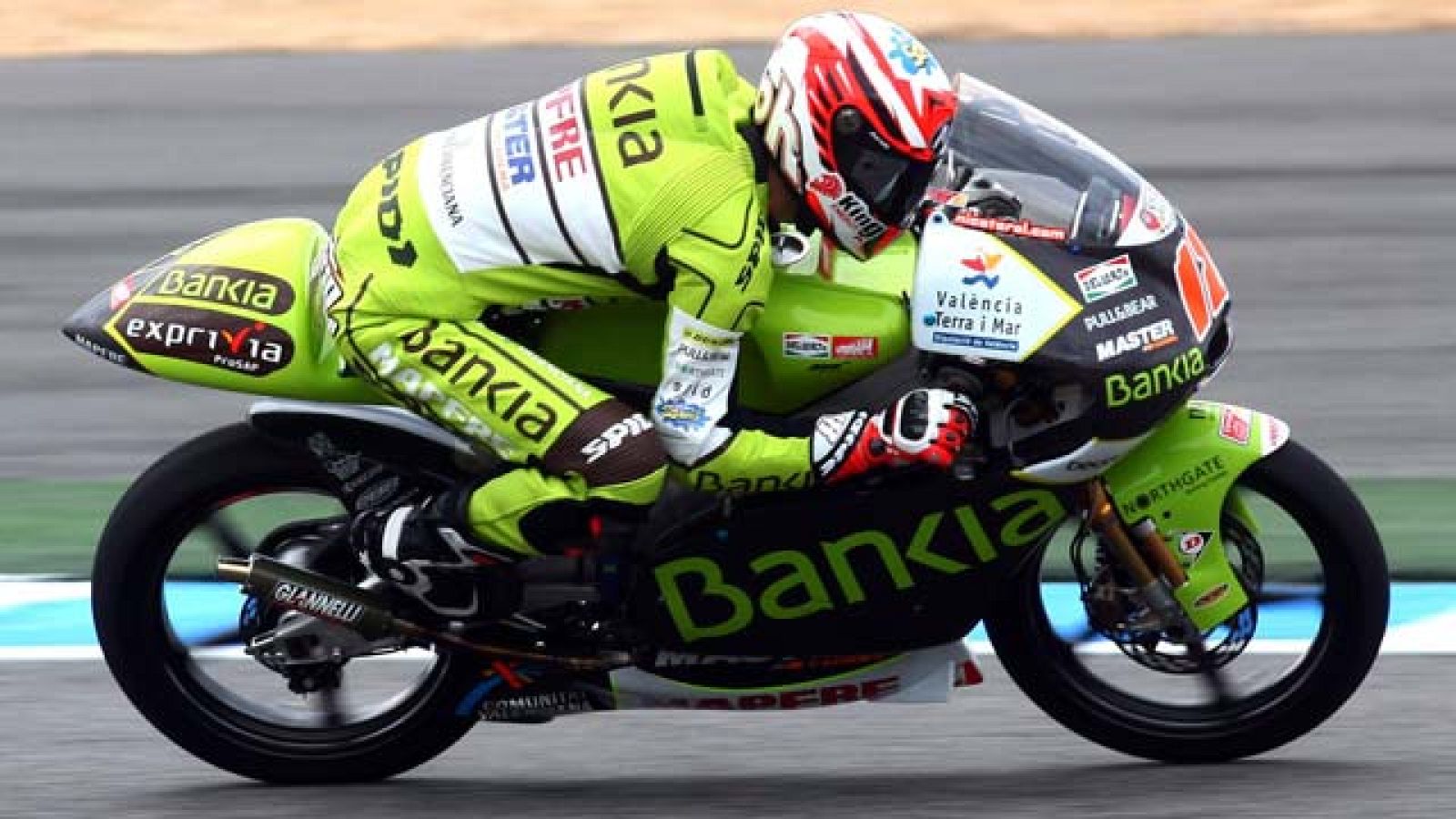 El líder de 125cc, Nico Terol, no ha vuelto a dar tregua en los entrenamientos del GP de Portugal y se ha llevado la 'pole' con toda autoridad. En Moto2, Stefan Bradl ha sumado su tercera 'pole' seguida.