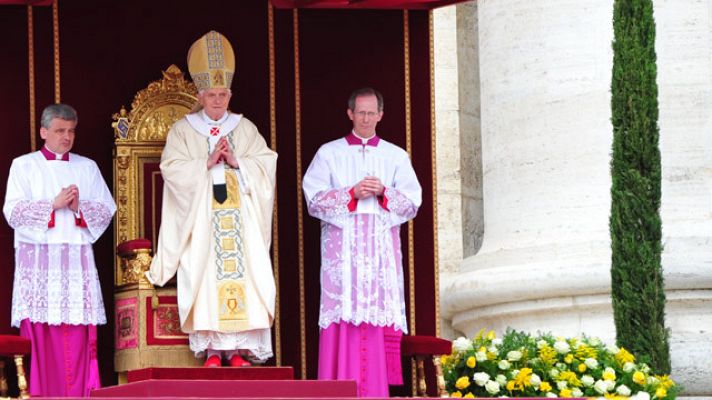 Benedicto XVI ha recordado la "fortaleza" de Juan Pablo II en su homilía