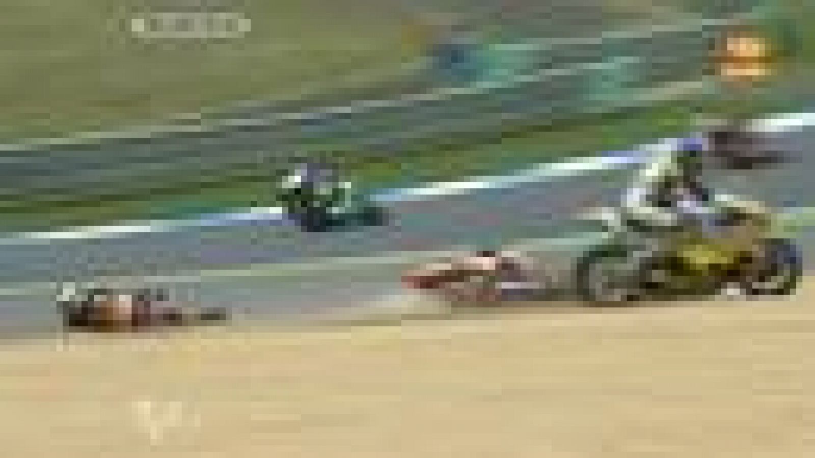 Marc Márquez ha vuelto a irse al suelo, pero ha podido seguir en la carrera. En esta ocasión, ha sido el catalán el que se ha llevado por delante al piloto inglés Scott Redding.