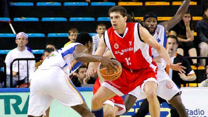 El Menorca Bàsquet no se da por vencido y así lo demostró al imponerse al Assignia Manresa después de controlar el encuentro con un buen segundo cuarto.