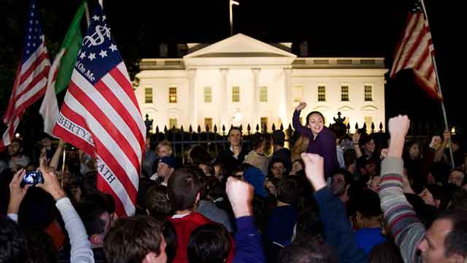  Manifestaciones espontáneas en Washington y Nueva York para celebrar la muerte de Bin Laden. Con gritos de "¡USA, USA!" y ondeando banderas de EE.UU., centenares de personas se han concentrado frente a la Casa Blanca 