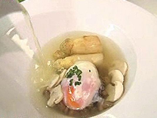 Sopa de espárragos con huevo