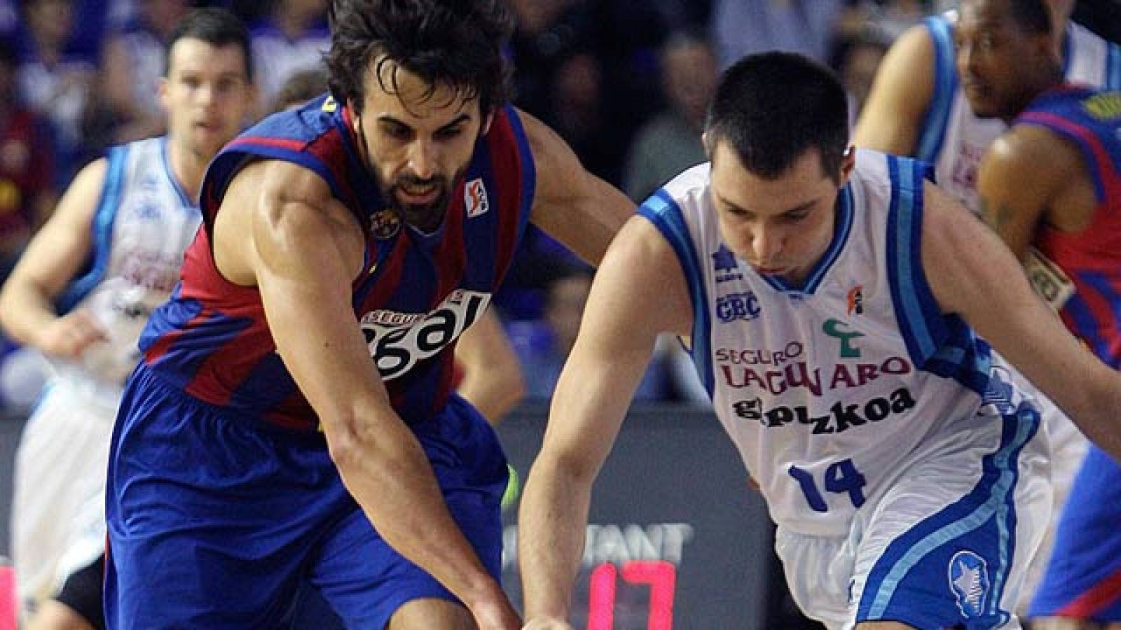Victoria del Regal FCB ante el Lagun Aro GBC (81-55), triunfo que vale doble ya que certifica el liderato de los azulgranas al final de la liga regular. Fran Vázquez (25 val.), el mejor del choque.