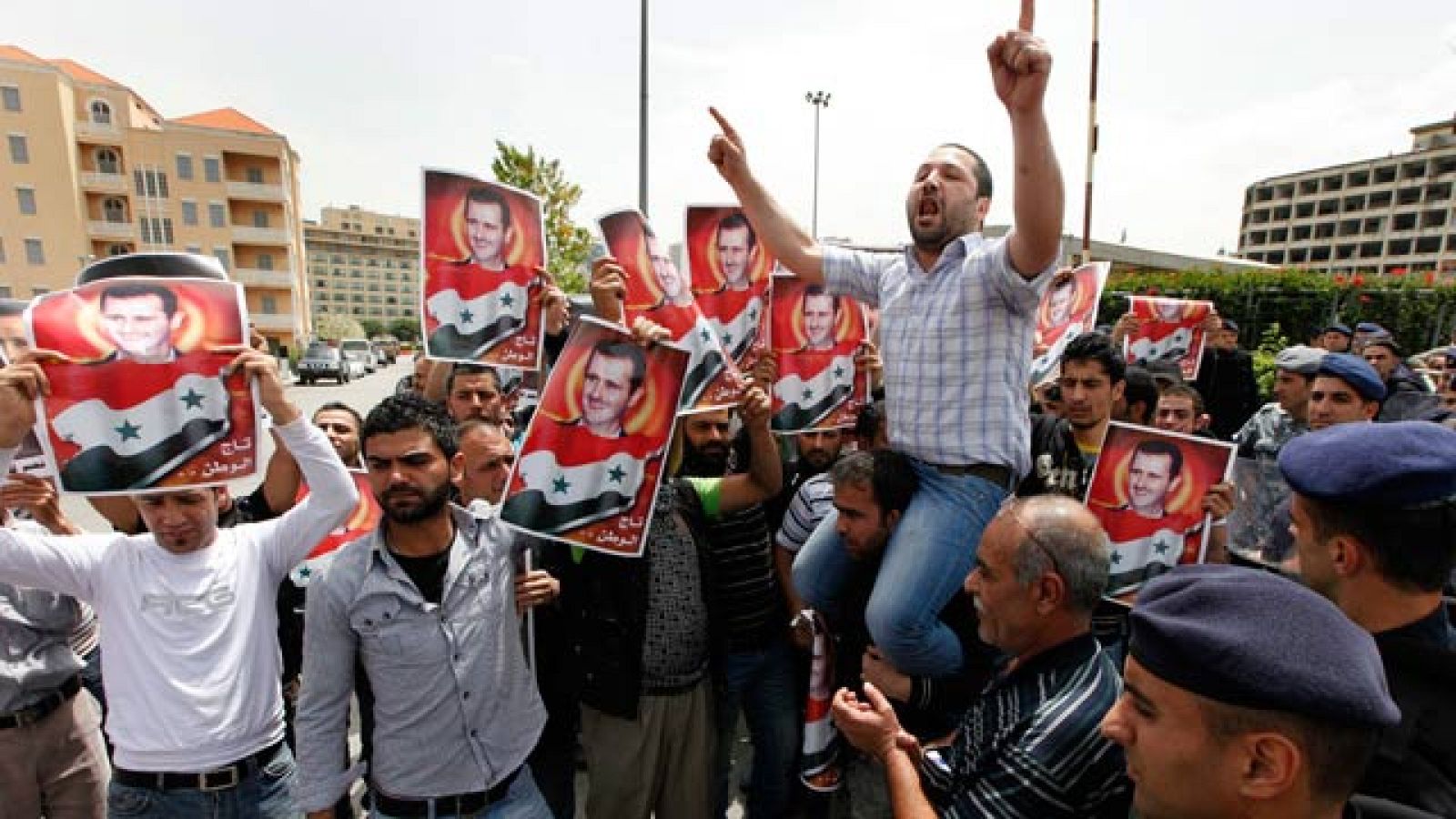 La muerte de Bin Laden se produce en un momento de transformación democrática en el mundo árabe. Hoy las fuerzas de seguridad jordanas han detenido a un grupo de activistas concentrado en la frontera con Siria y que intentaban llevar alimentos y medicinas a Deraa, la ciudad más castigada por la represión del régimen de El Assad. En esa frontera está un equipo de Televisión Española.