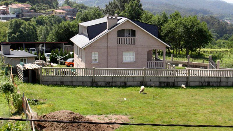 Un negociador de la policía logró convencer a un hombre para que se entregase, después de haber retenido durante nueve horas a su mujer, a su hijo y al jefe de ella, en una vivienda, en el municipio de Montecelo, en Pontevedra