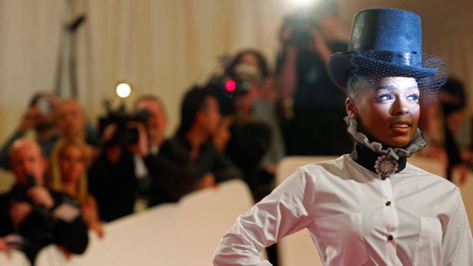 La 2 Noticias: Retrospectiva de Alexander McQueen | RTVE Play