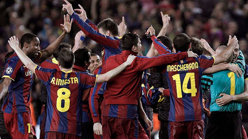 Los jugadores del Barcelona han celebrado la clasificación para la final sobre el terreno de juego del Camp Nou al término del partido. Han dado una vuelta de honor ante una afición volcada con su equipo.