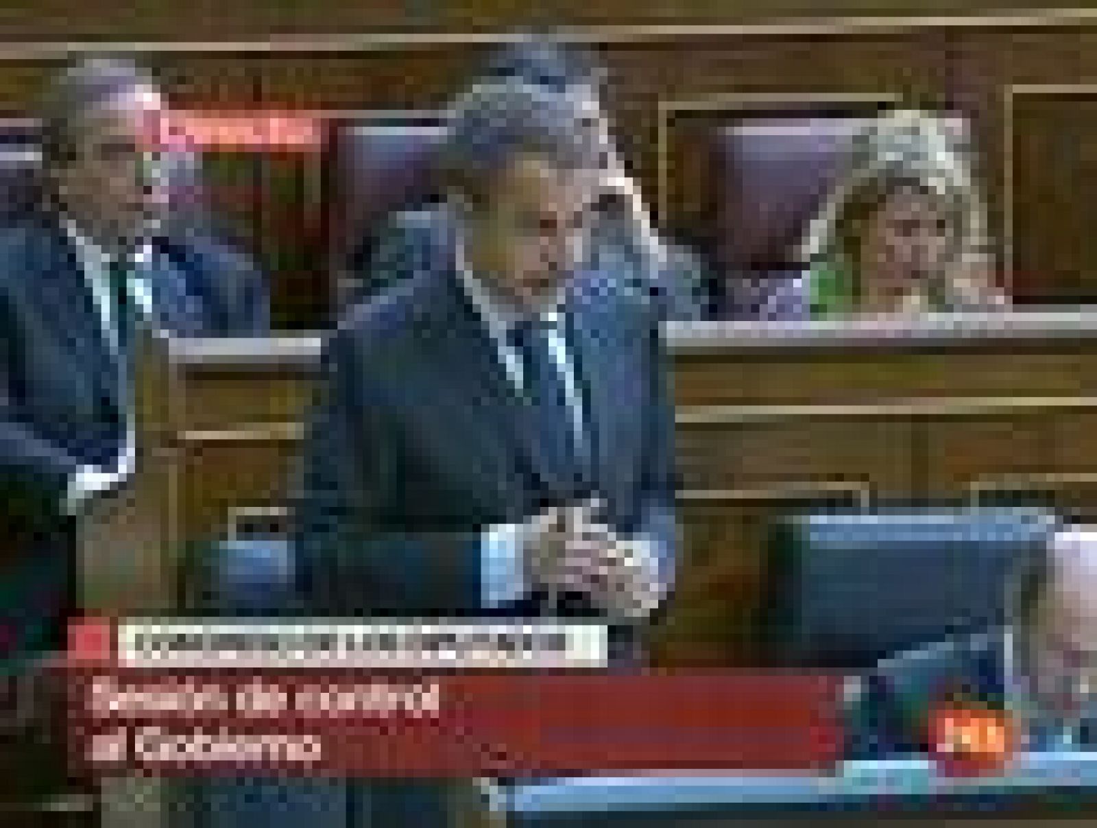 El presidente del Gobierno, José Luis Rodríguez Zapatero, ha señalado que el dato del paro del mes de abril, que marca una reducción de 64.309 desempleados, es un "buen dato" puede abrir una nueva tendencia de cara a la segunda mitad del año que, a su juicio, puede ser más favorable para la creación de empleo. Ha hecho estas declaraciones en la sesión de control del Congreso de los Diputados en la que el líder de la oposición, Mariano Rajoy, se ha centrado en las últimas cifras de la EPA que sitúan el desempleo en torno a los cinco millones de parados.
