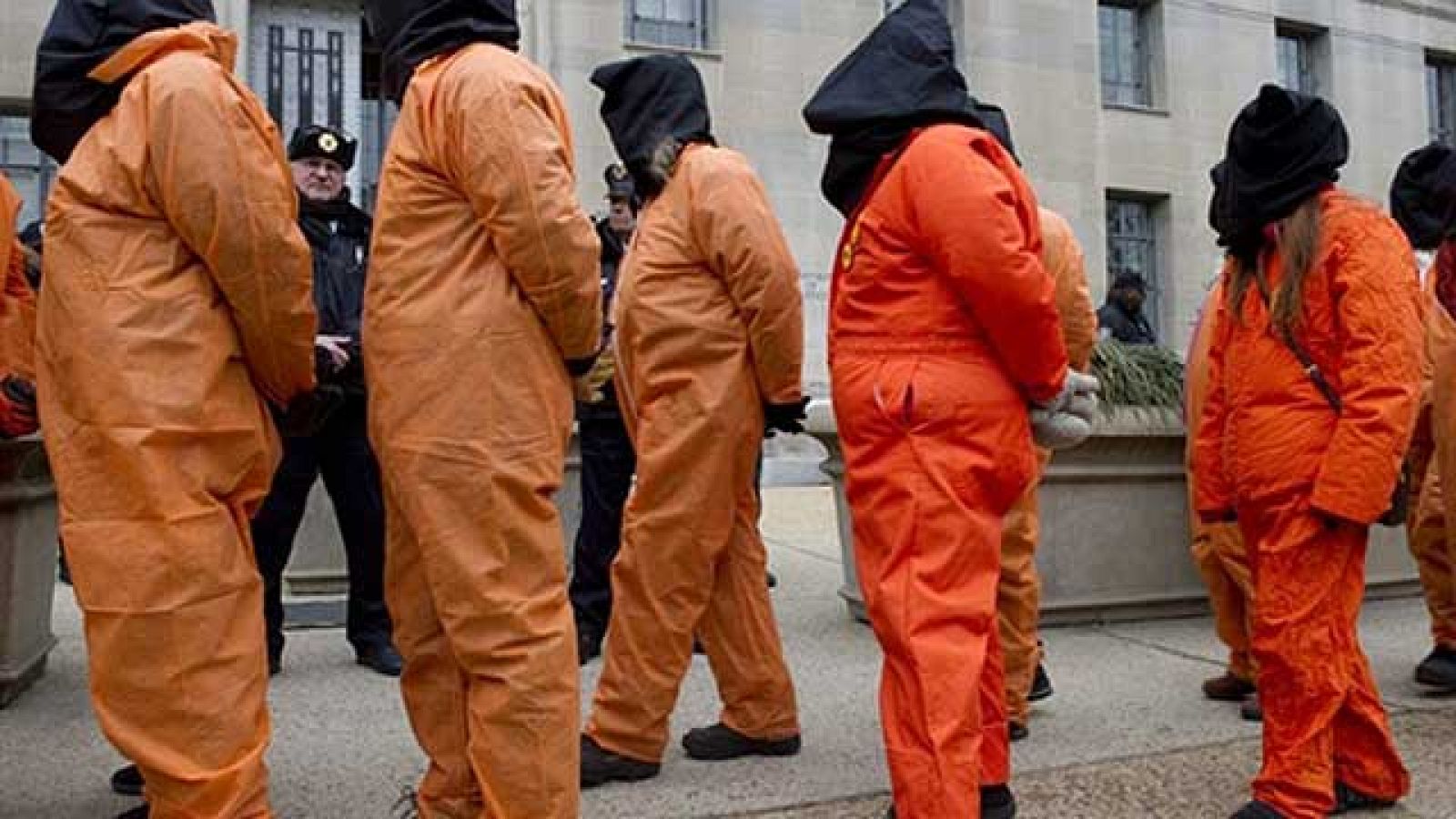 El director de la CIA, Leon Panetta, ha reconocido que Osama Bin Laden no estaba armado en el momento del asalto, pero que a pesar de ello los militares tenían autorización para matarlo. Además, ha reconocido que las técnicas de asfixia simulada prop