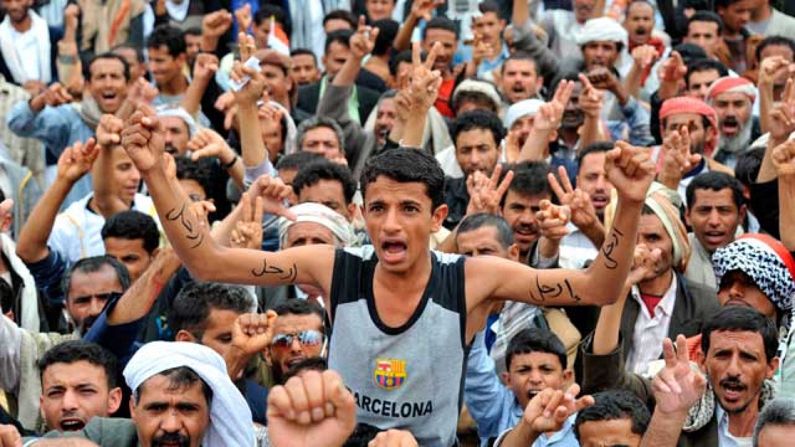 En Yemen, al menos cuatro policías han muerto hoy y otros dos están heridos tras un ataque atribuido a terroristas de Al Qaeda en el sur del país. Mientras, en la capital, continúan las movilizaciones para echar al presidente Saleh.