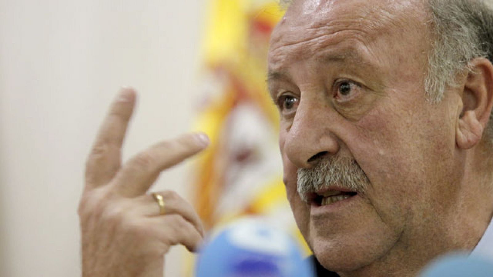 El seleccionador nacional, Vicente Del Bosque, no va a permitir que los jugadores de Barça y Real Madrid trasladen la rivalidad a la 'Roja'.