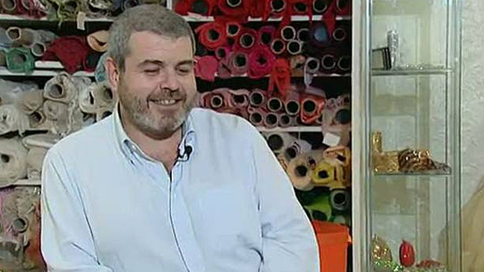 'La aventura del saber' visita el taller del diseñador español Lorenzo Caprile. El periodisita Jesús María Montés entrevista al modista para saber todos los secretos de la costura en pequeña escala, cuando está a punto de cumplir dos décadas en el mundo de la moda. "El mundo de la moda es un mundo muy mediático, donde siempre te buscan una marca, el nuevo Balenciaga... Los divismos pasan factura muy alta", asegura este veterano de la moda española, que cree que apuesta por el trabajo artesano y producción a pequeña escala.