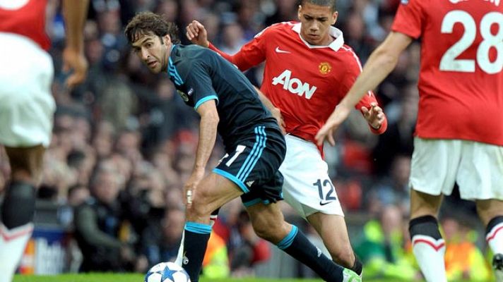 El Manchester golea en el adiós de Raúl
