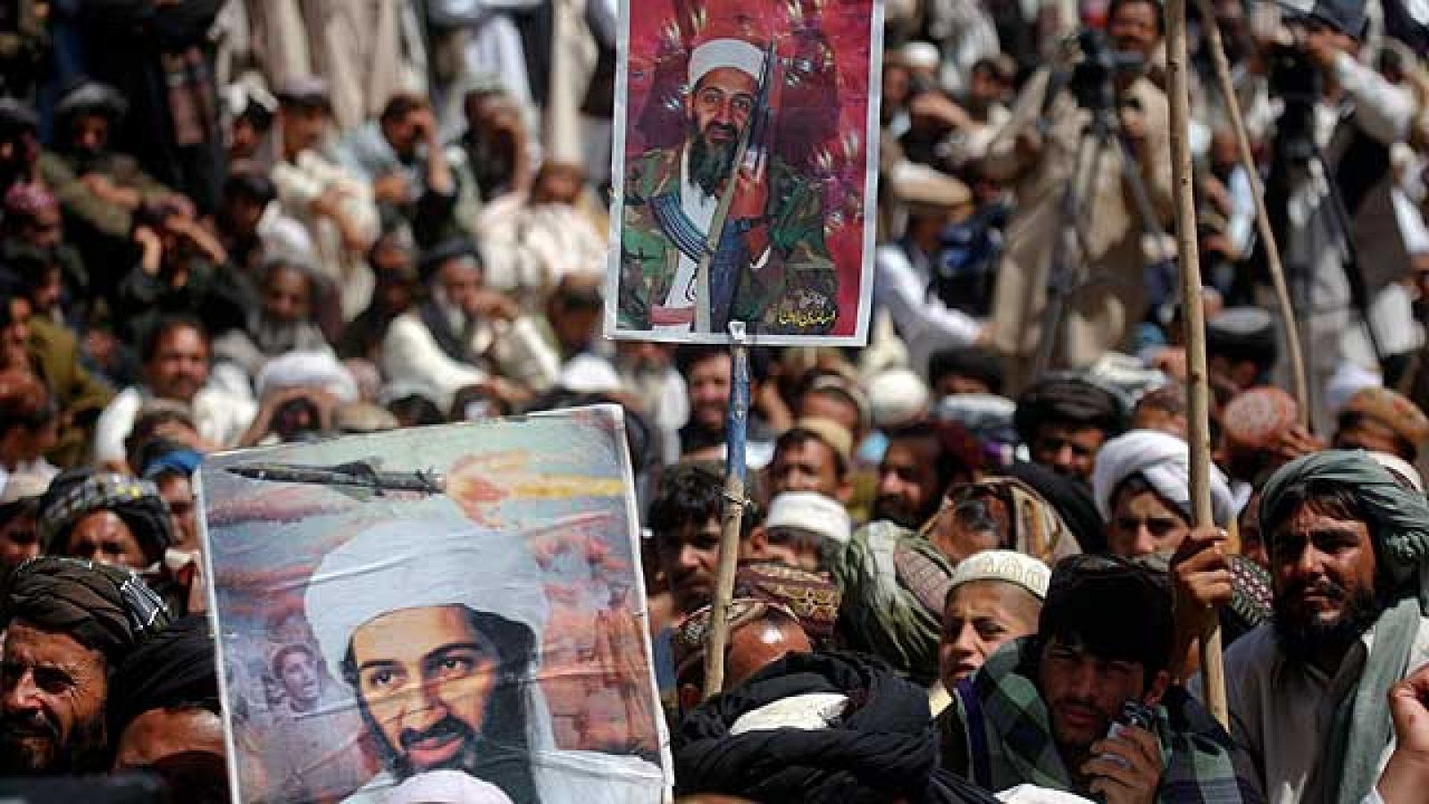  Tras los rezos de mediodías, centenares de seguidores de BIn Laden se han manifestado en diversas ciudades de Pakistán y en otros países como Filipinas, la India o Egipto contra EE.UU. y en honor a Osama.