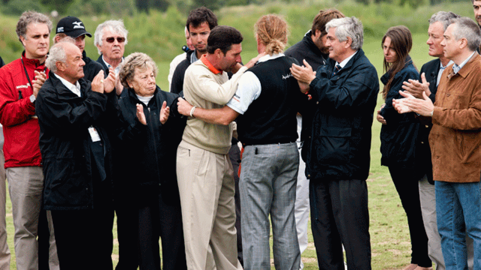 Este sábado todos los birdies, eagles, las tarjetas bajo par, son para Seve, especialmente en el Campo de El Prat, en Tarrasa, donde la élite del golf europeo y por tanto muchos amigos de Seve,  juegan estos días el Open de España. Entre ellos, muy emocionado, nos habla  josé María Olazabal, Pep Guardiola, Johan Cruyff, ALbert Solé, Mibuel Indurain y Gregorio Manzano. (07/05/2011)