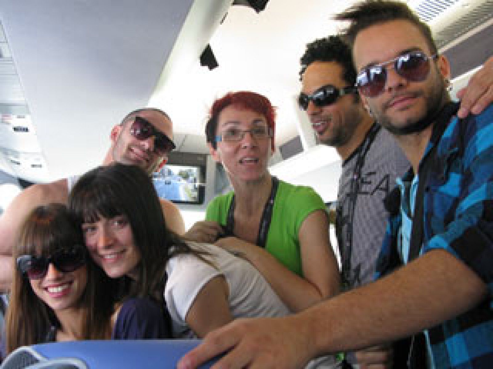 Hablamos con Lucía Pérez dentro del autobús que le conduce a su primer ensayo en el Düsseldotf Arena. En el trayecto la cantante nos presenta a Rafael Artesero, autor de "Que me quiten lo bailao".