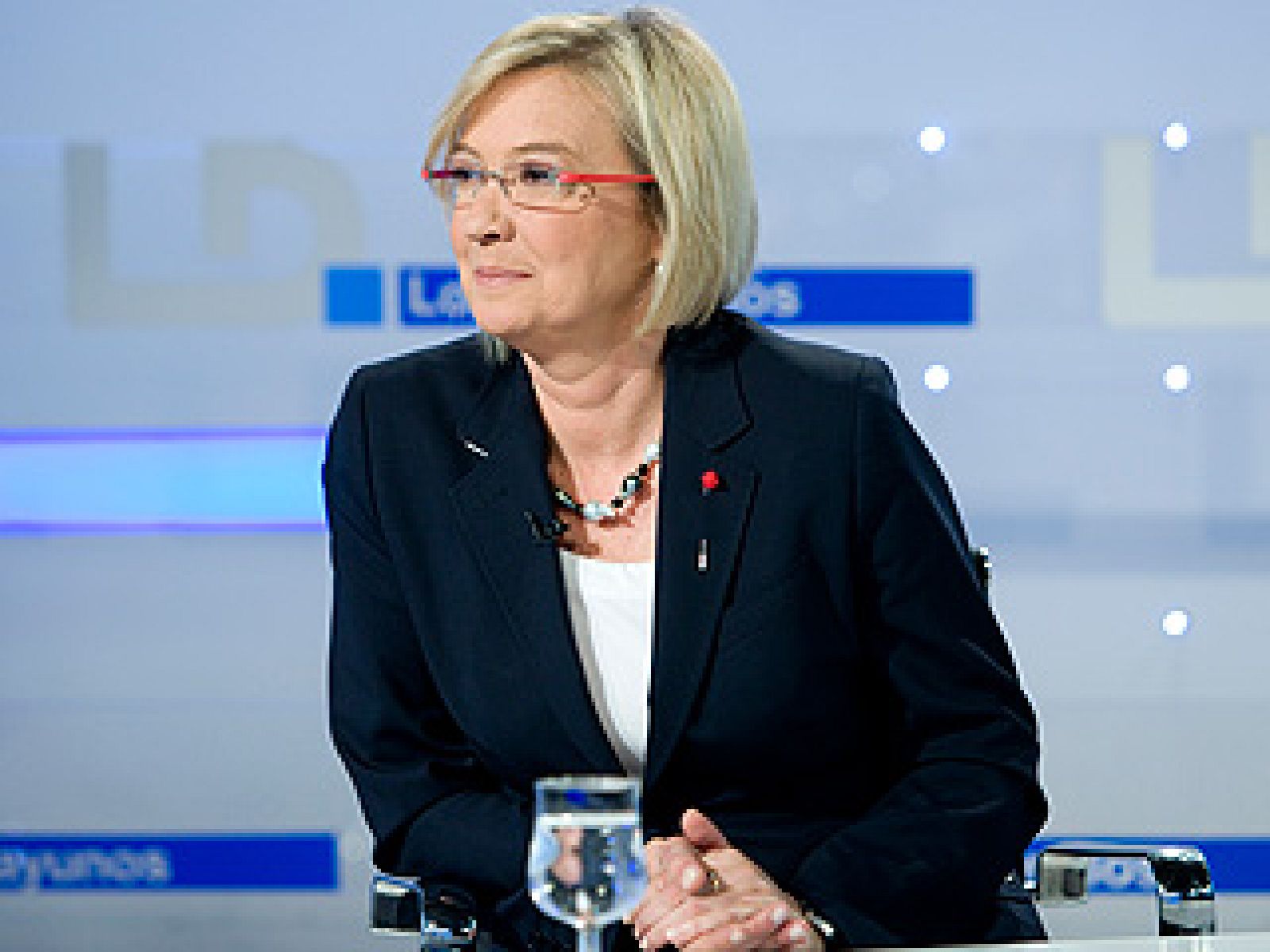 La candidata del PSOE de Aragón, Eva Almunia, se ha mostrado de que el PP tiene un plan oculto que incluye la implantación del copago sanitario. En una entrevista en Los Desayunos de TVE, ha dicho que los 'populares' han ido moderando el discurso a medida que se ha acercado la campaña electoral. "Estoy convencida de que el PP va a establecer fórmulas para que la sanidad no sea igual que ahora", ha dicho. Por otra parte, ha dicho que la recuperación del empleo es su mayor preocupación y en ese sentido ha planteado la salida en sectores estratégicos como logística, turismo, energías renovables y dependencia. Cree que el Gobierno futuro de Aragón pasa por el PSOE y Almunia se plantea recoger el testigo de Marcelino Iglesias, que deja el cargo, para revalidar el Gobierno.