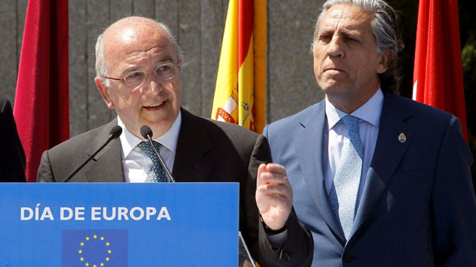 Almunia: "Nadie va a abandonar la moneda, para la moneda única hay una larga lista de candidatos"