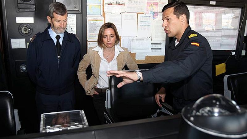 Carme Chacón, ha visitado la isla italiana de Cerdeña a los militares españoles que participan en la misión de la OTAN en Libia