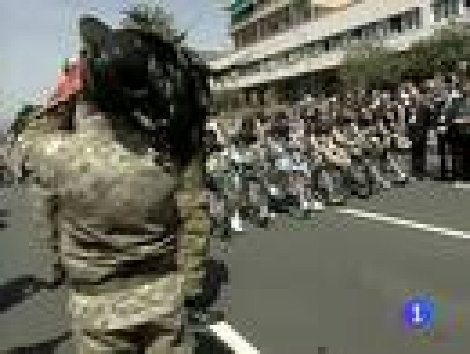 Así comienza un dia de luto en el Giro de Italia. Un minuto de silencilo, roto por una trompeta que sonaba triste igual que las caras desencajadas de los corredores del equipo de Weyland. Antes de que la etapa zarpara, el padre de Weylandt pasó por e