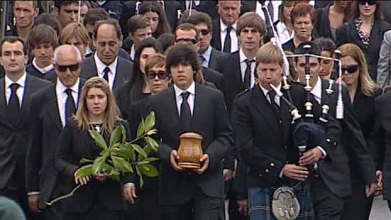 El mundo del deporte ha despido a Severiano Ballesteros, cuyo funeral ha congregado en su localidad natal, Pedreña, a centenares de amigos, vecinos y personalidades del deporte.