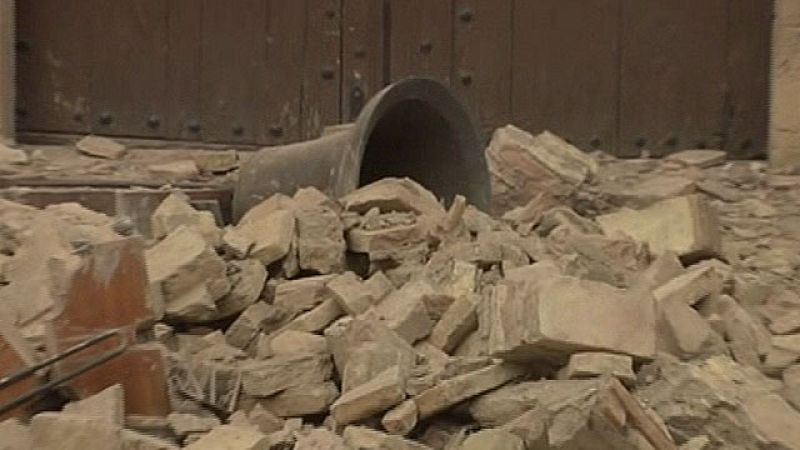 Se derrumba el campanario de una iglesia de Lorca tras el primer terremoto