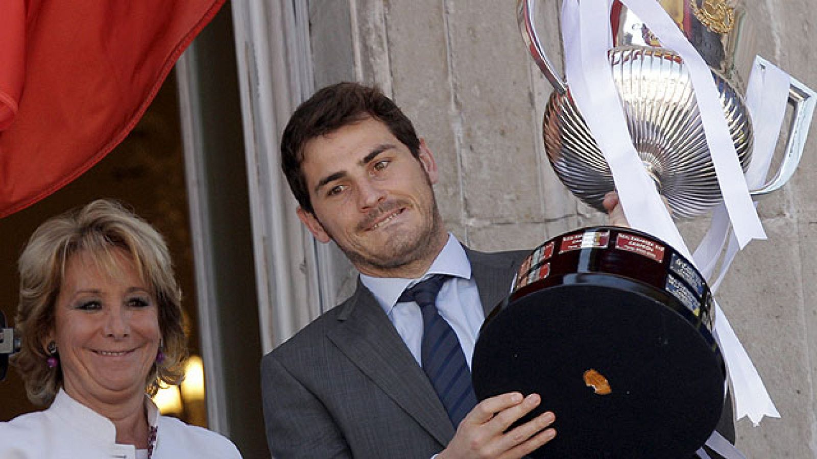 El Real Madrid ha ofrecido la Copa del Rey conseguida ante el Barcelona a las instituciones madrileñas y a sus aficionados, concentrados en la Puerta del Sol de la capital.