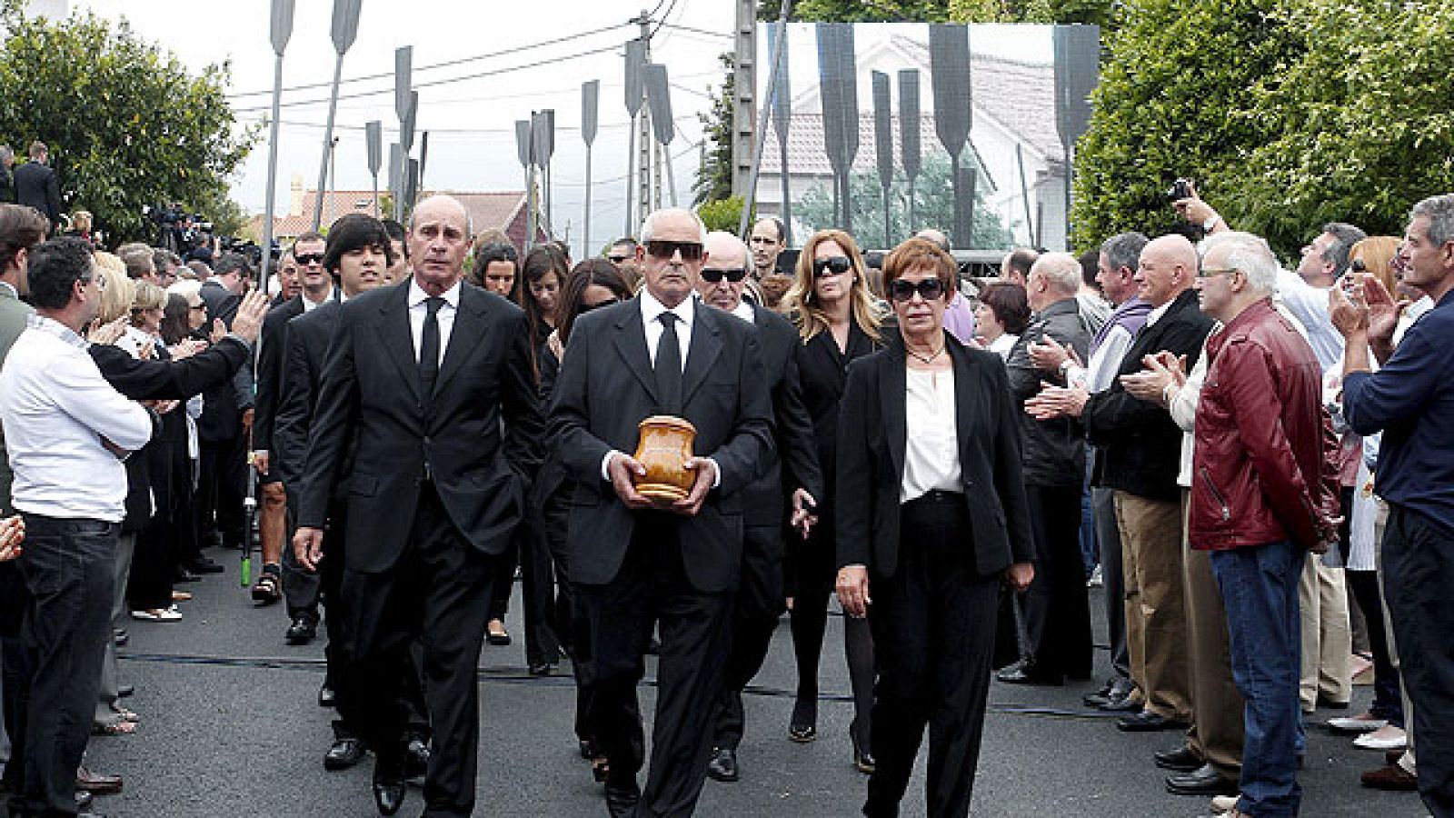 Familiares y amigos de Severiano Ballesteros le han despedido en un emotivo funeral celebrado en su Pedreña natal.