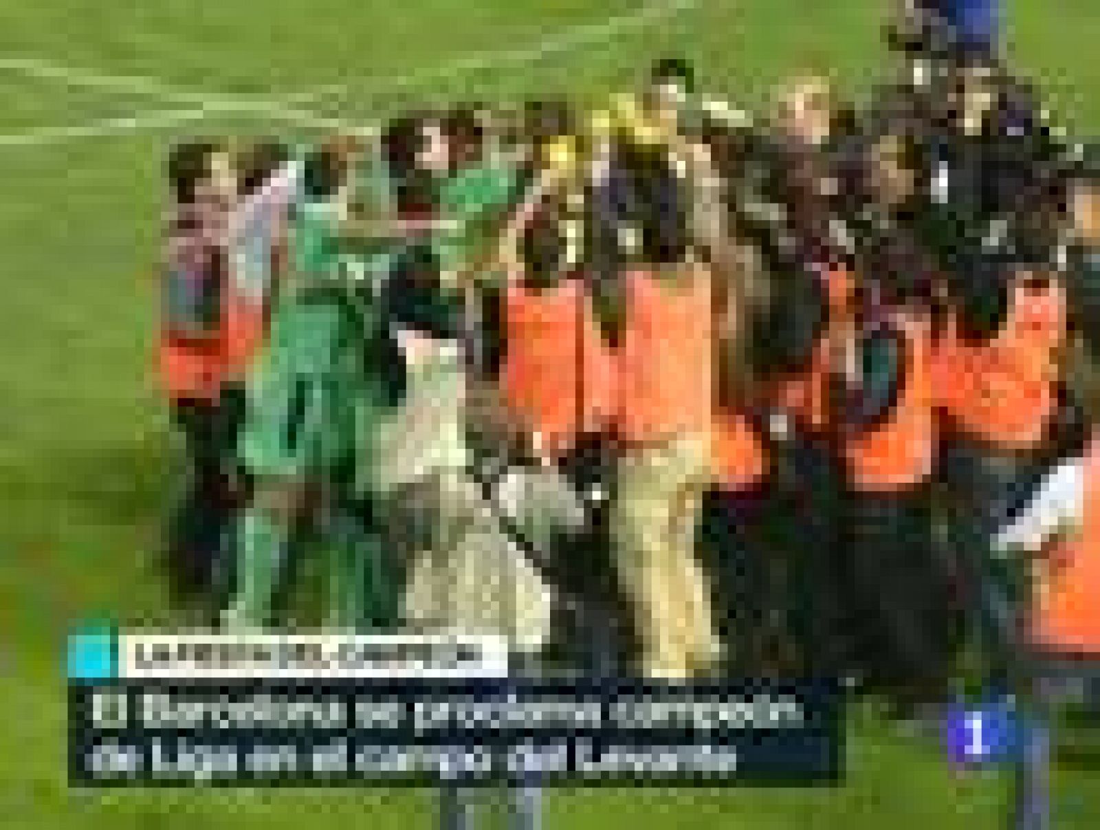 Los jugadores del Barcelona han celebrado el título de Liga conseguido en el campo del Levante tras terminar el partido.